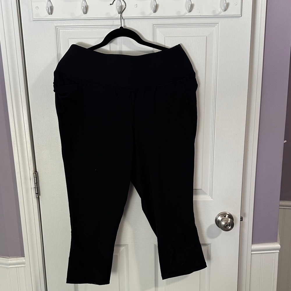 V. Livi Active Black Capris